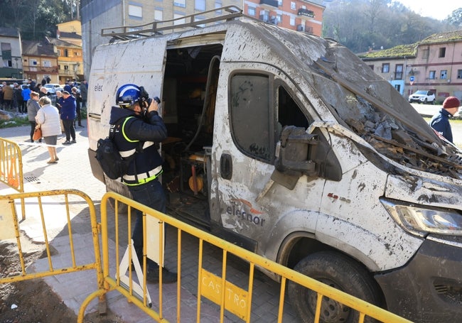 Uno de los investigadores hace fotos de la furgoneta.
