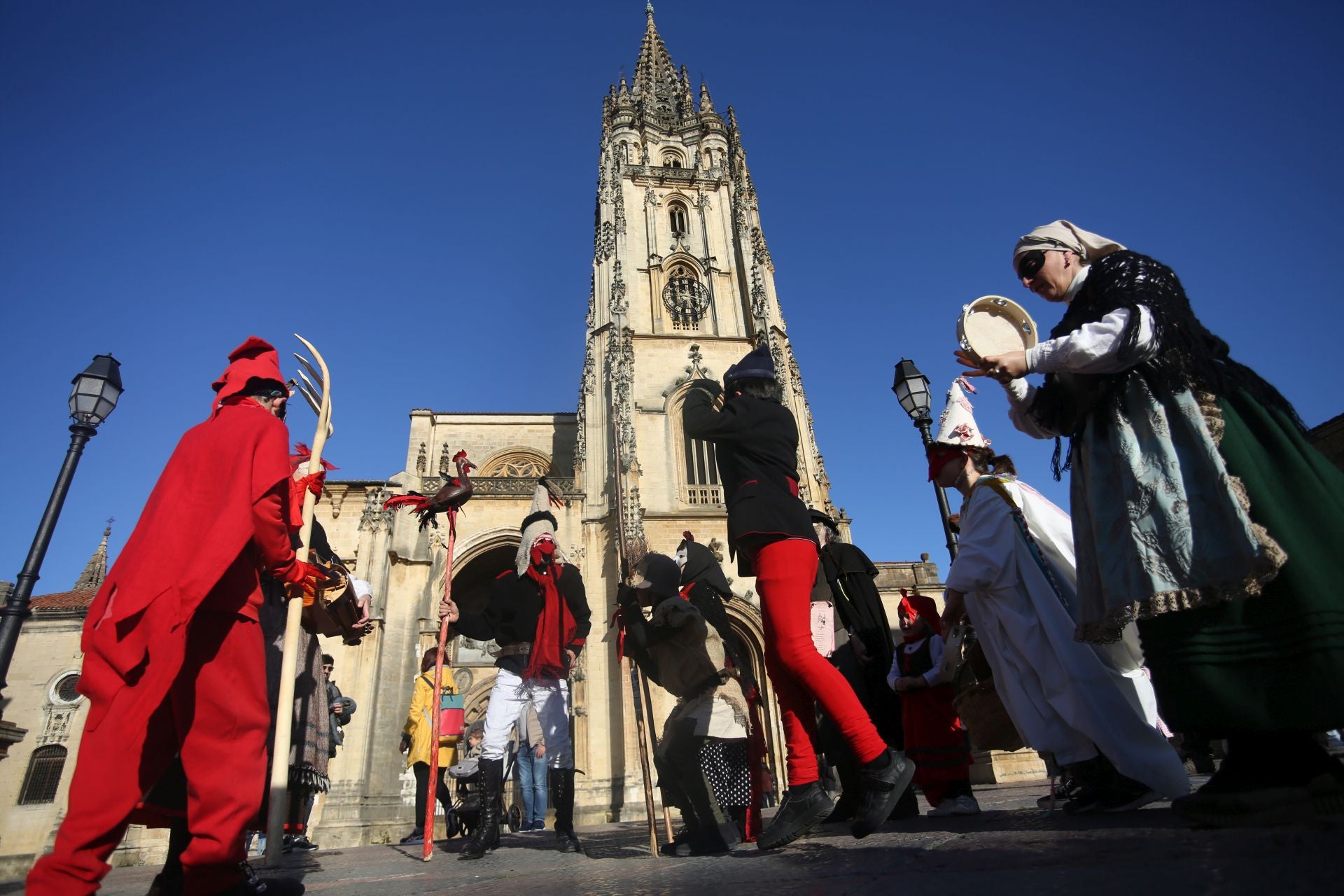 Los Mazcaritos protagonizan el lunes d&#039;Antroxu en Oviedo