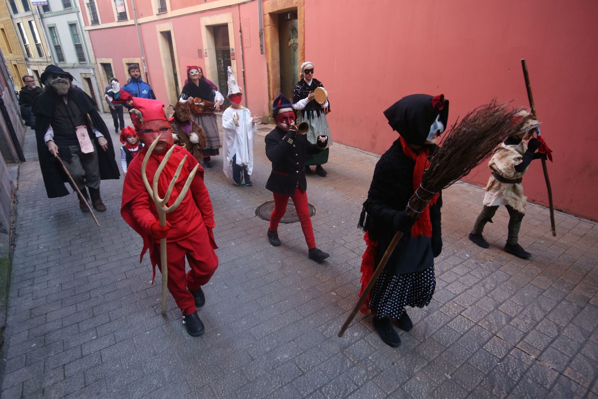 Los Mazcaritos protagonizan el lunes d&#039;Antroxu en Oviedo