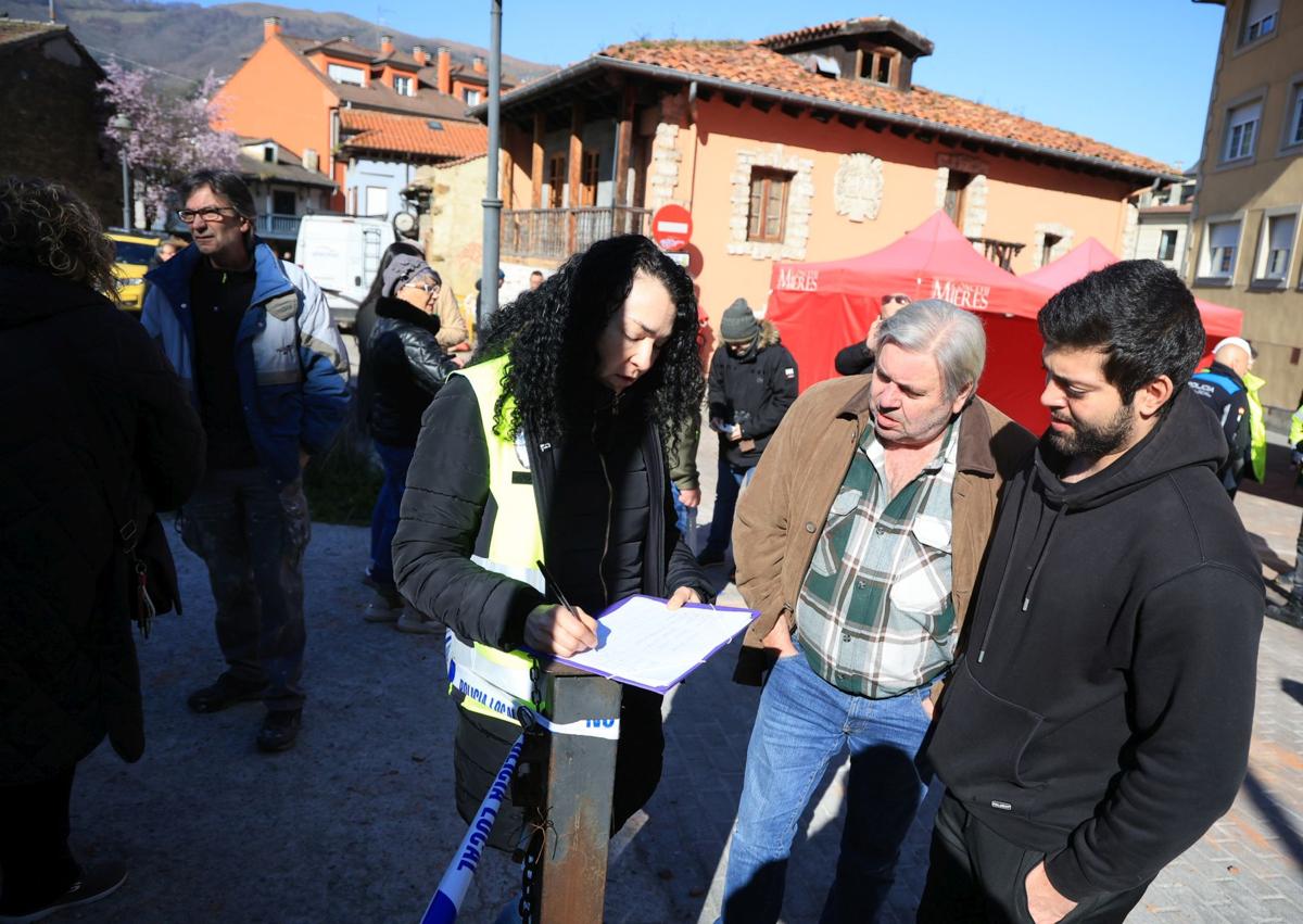 Imagen secundaria 1 - Los vecinos, un día después de la brutal explosión en Mieres: «Hemos pasado la noche mal, pero felices de que todos estén vivos»