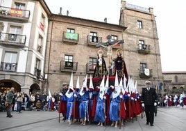 Los Sanjuanianos, en la procesión del Silencio de la Semana Santa de Avilés.