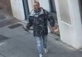 El hombre detenido, portando el pico en su mano derecha.
