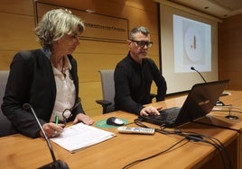 Pablo Amargo mostrando una de sus ilustraciones en el Aula de Cultura de LA VOZ.