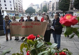 Miembros de la Plataforma La Malatería no se tira, con pancarta.