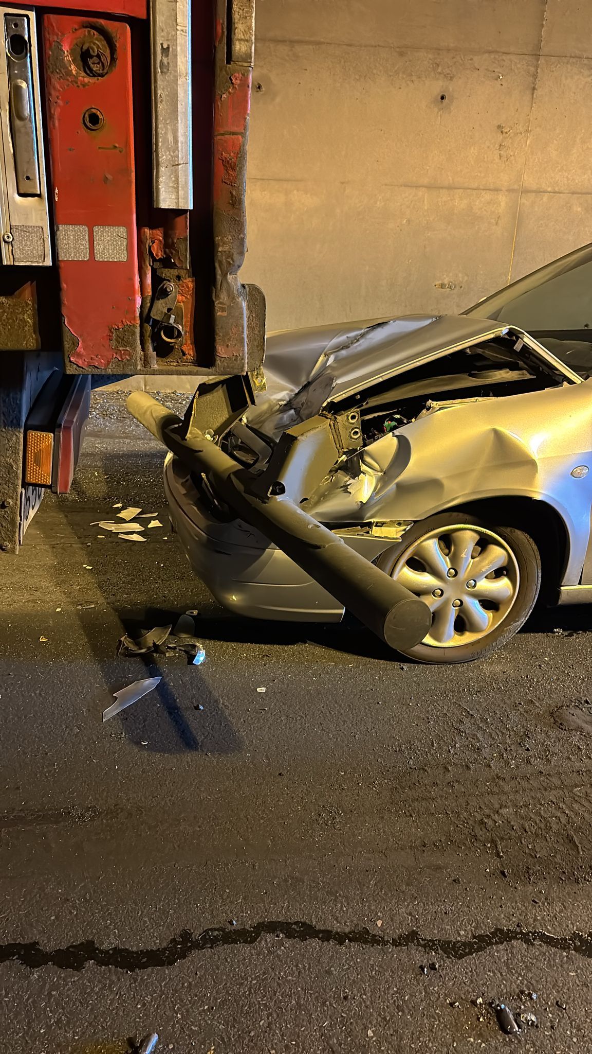 Siete heridos en el túnel de la Bolgachina tras el vertido de un camión