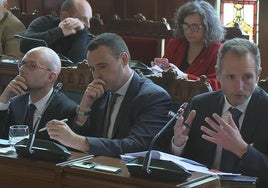 Iván Aitor Lucas, Guillermo Peláez y David González, en la comparecencia de la Junta General.