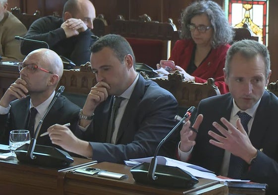 Iván Aitor Lucas, Guillermo Peláez y David González, en la comparecencia de la Junta General.