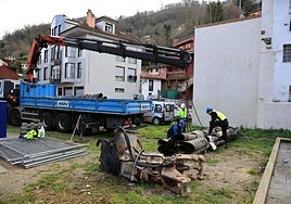 En la foto, Iván Álvarez entrando en su casa con técnicos municipales para ver los daños.