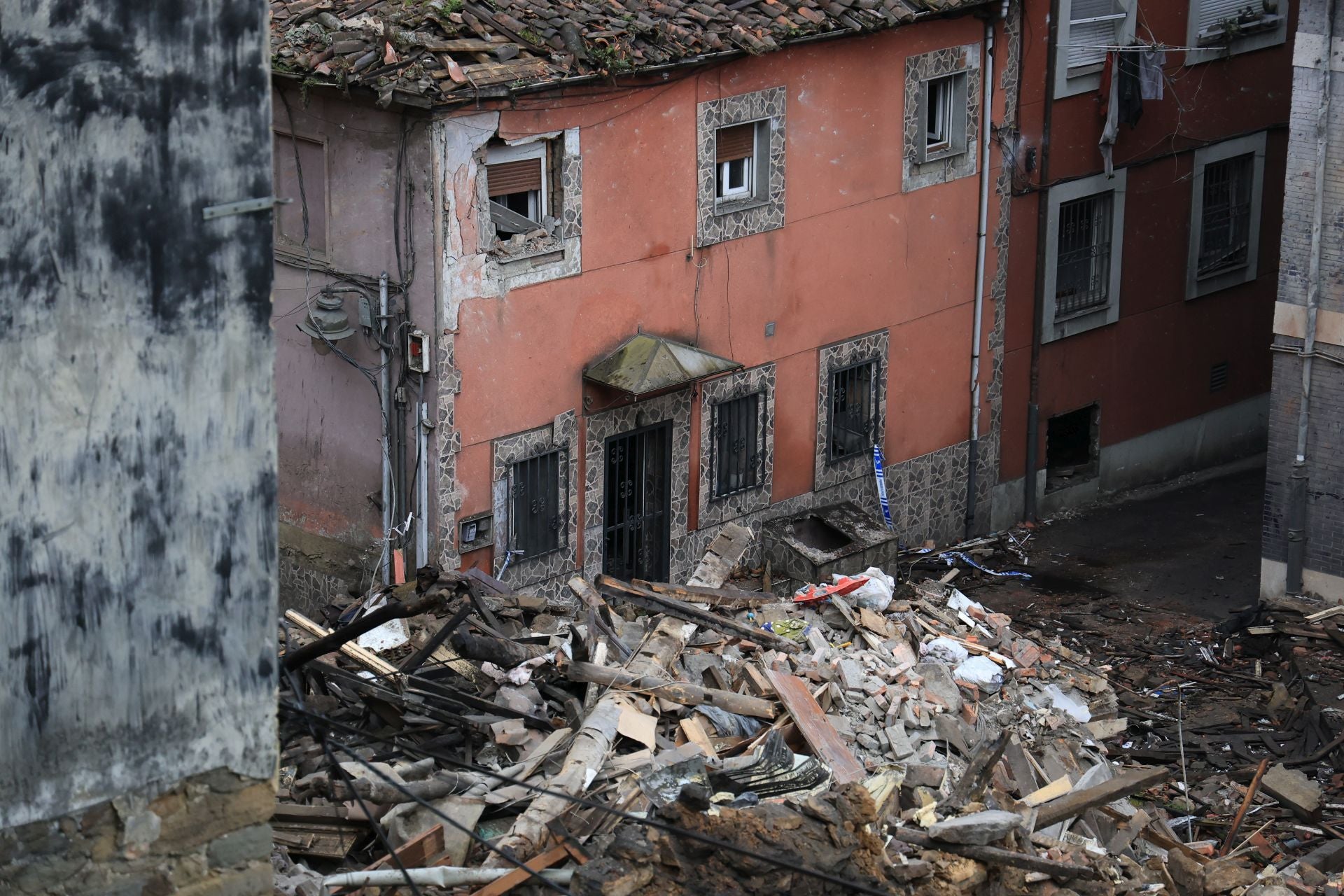 La actividad en Mieres continúa con el derribo de edificios tras la explosión