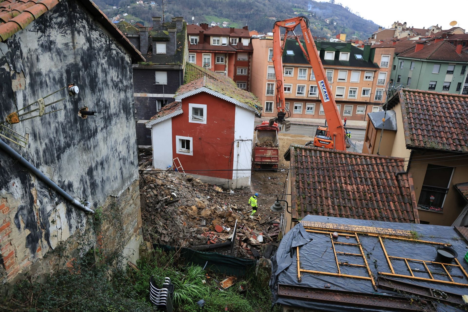 La actividad en Mieres continúa con el derribo de edificios tras la explosión