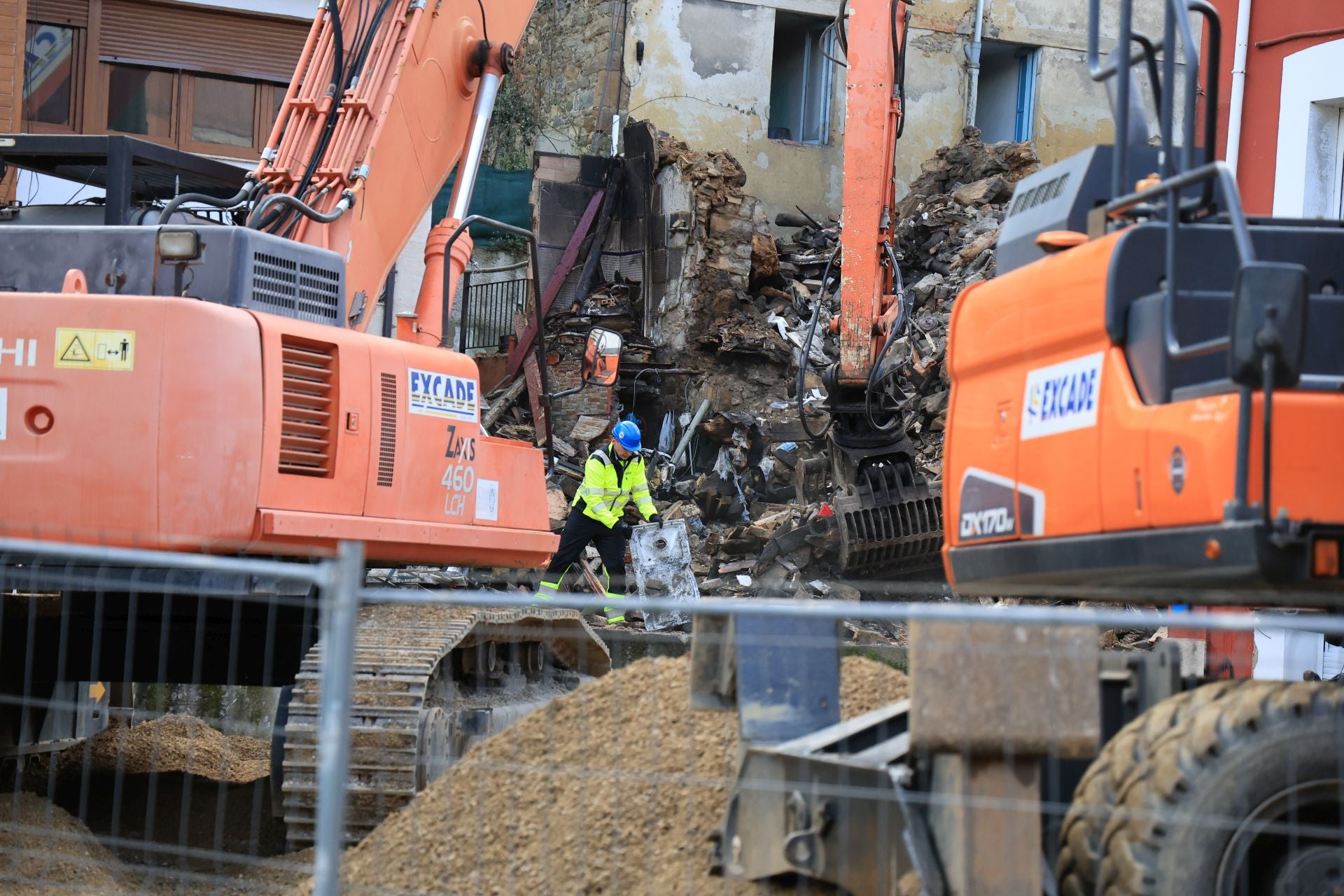 La actividad en Mieres continúa con el derribo de edificios tras la explosión