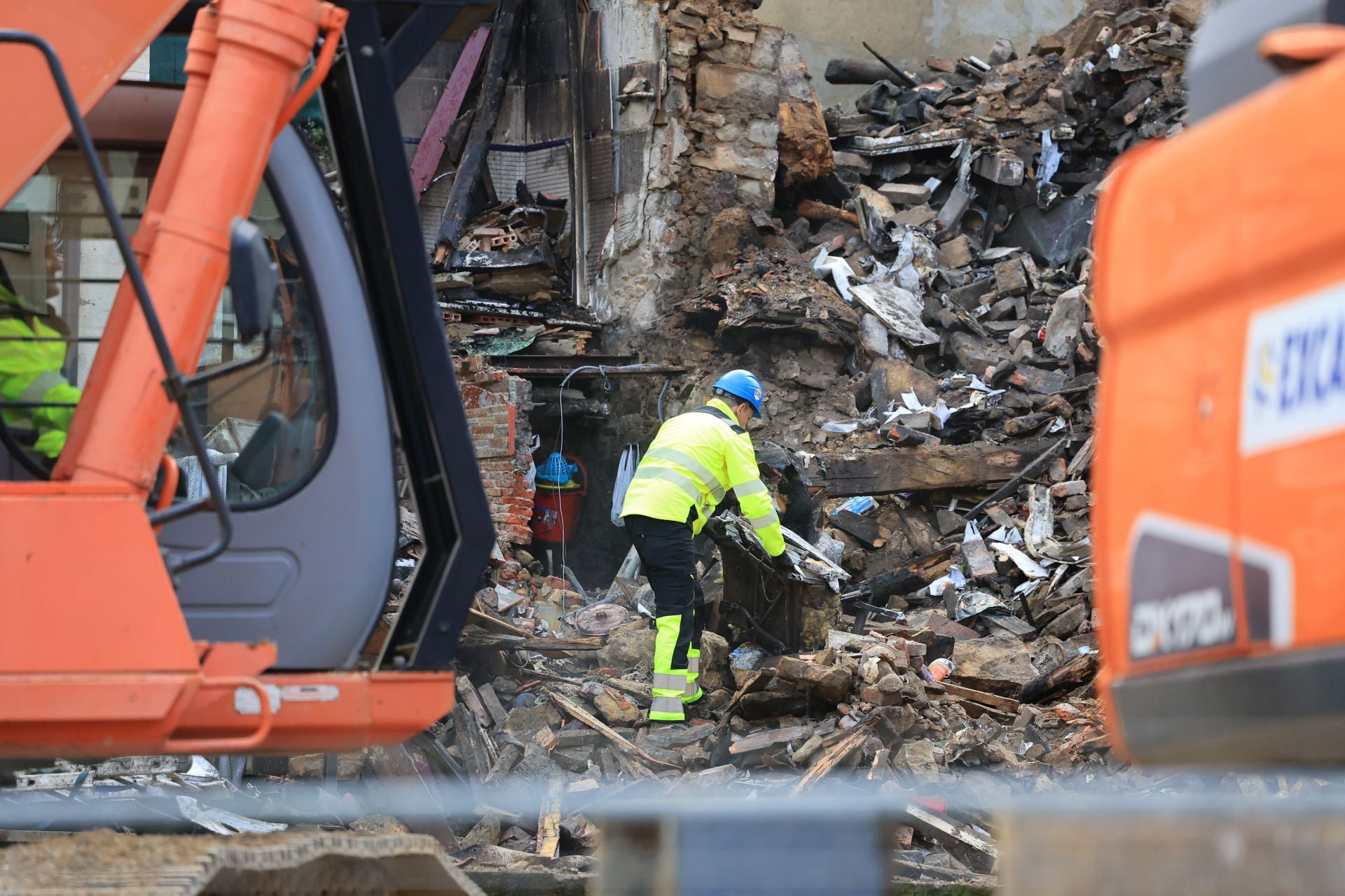 La actividad en Mieres continúa con el derribo de edificios tras la explosión