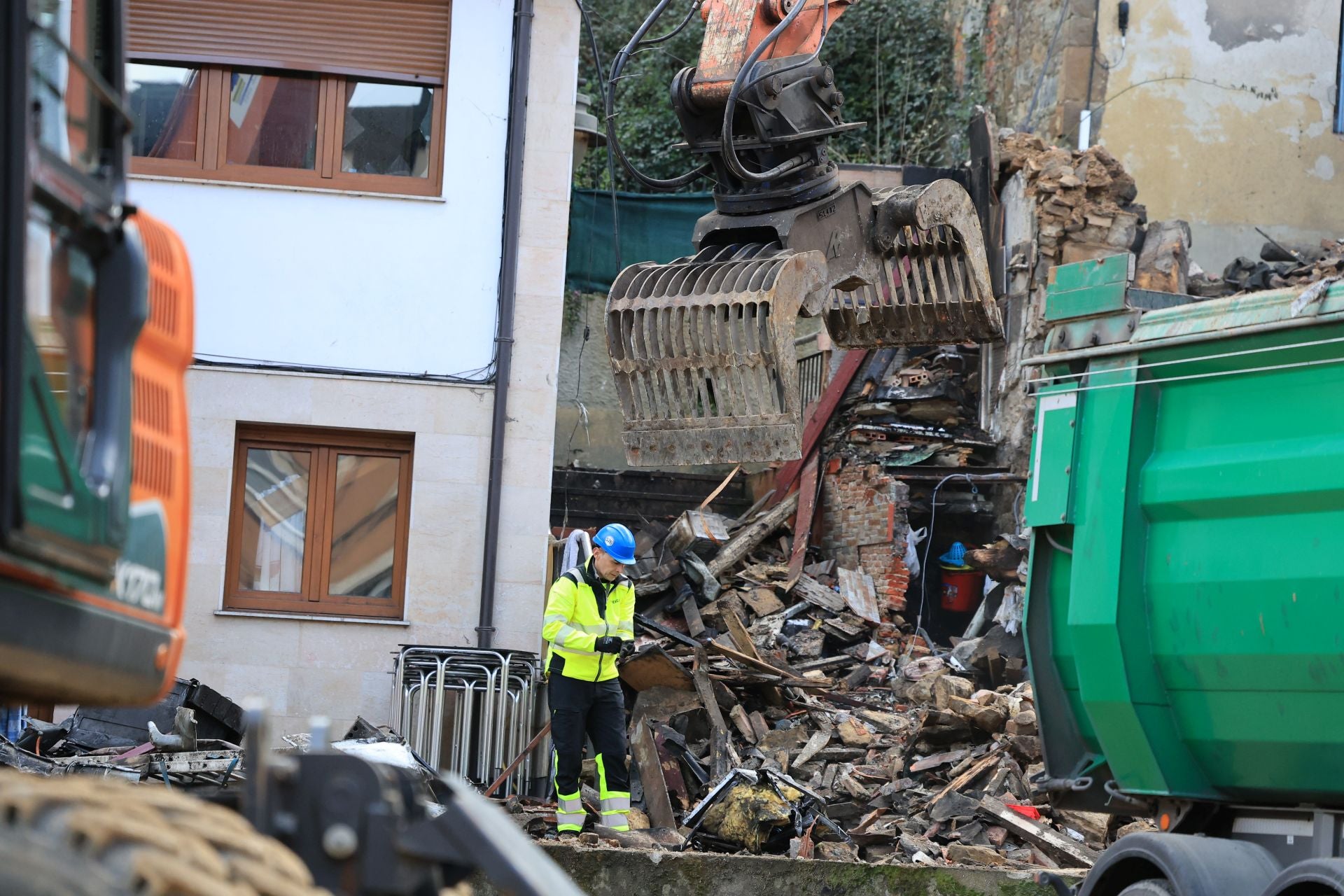 La actividad en Mieres continúa con el derribo de edificios tras la explosión