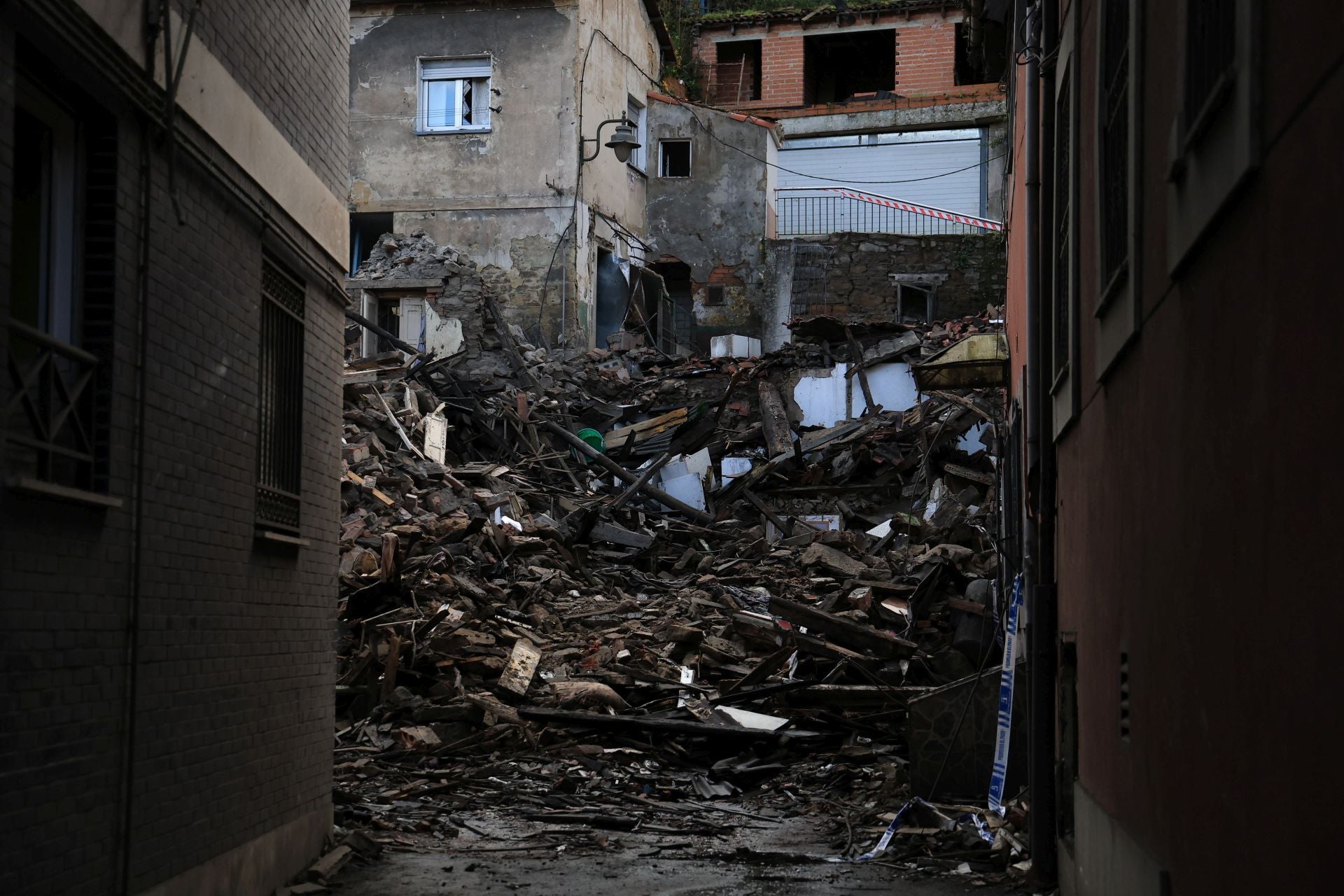 La actividad en Mieres continúa con el derribo de edificios tras la explosión