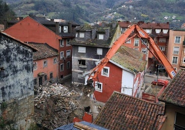Derribados los edificios de la zona cero de Mieres: «Algunos vecinos podrán volver mañana a sus casas»