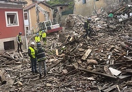 Los investigadores en la zona de desescombros