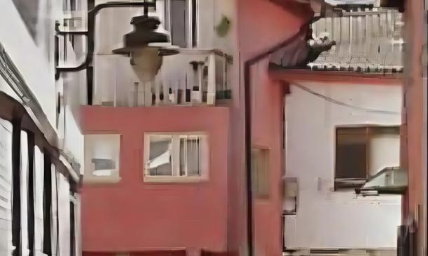 Imagen antes - La imagen del barrio de La Villa cambiará por completo tras la explosión del pasado lunes. En la entrada por el callejón de Lladreo ya no se ve la casa en la que pudo inicarse el suceso, algo que aún está por determinar y que aclarará la investigación.