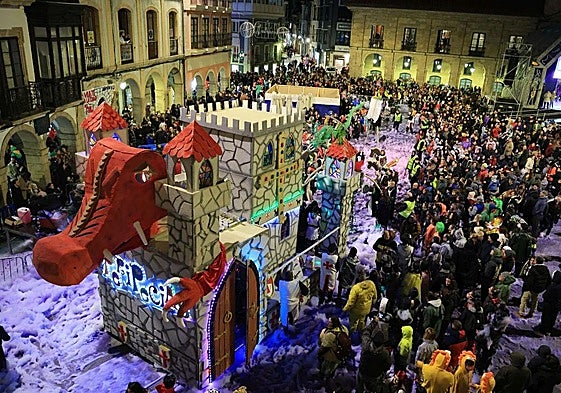 Un artilugio, entre la espuma en el Descenso de Galiana de Avilés.