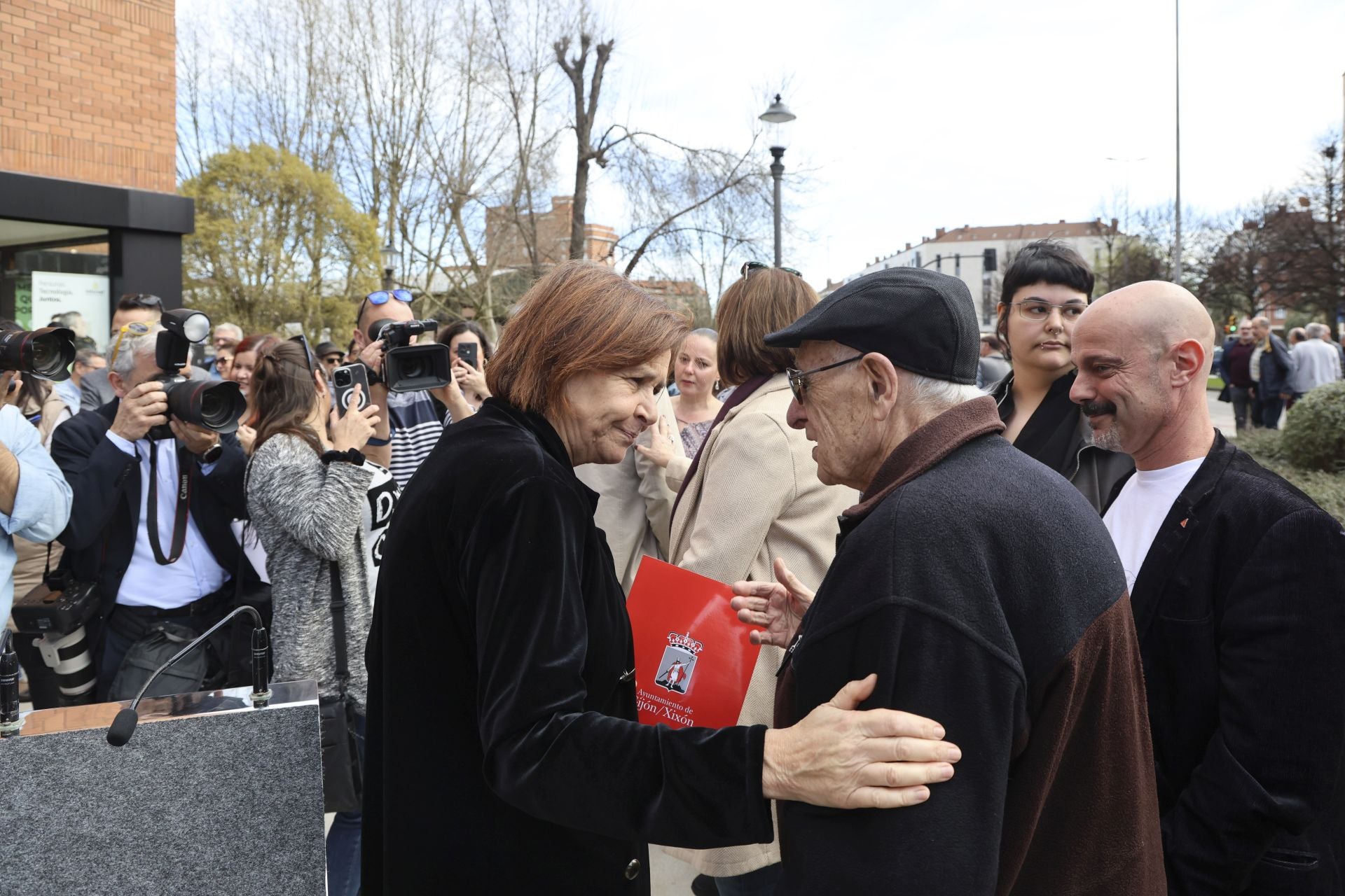 Carmen Álvarez ya es eterna en Gijón: «Es un acto de justicia con mayúsculas»