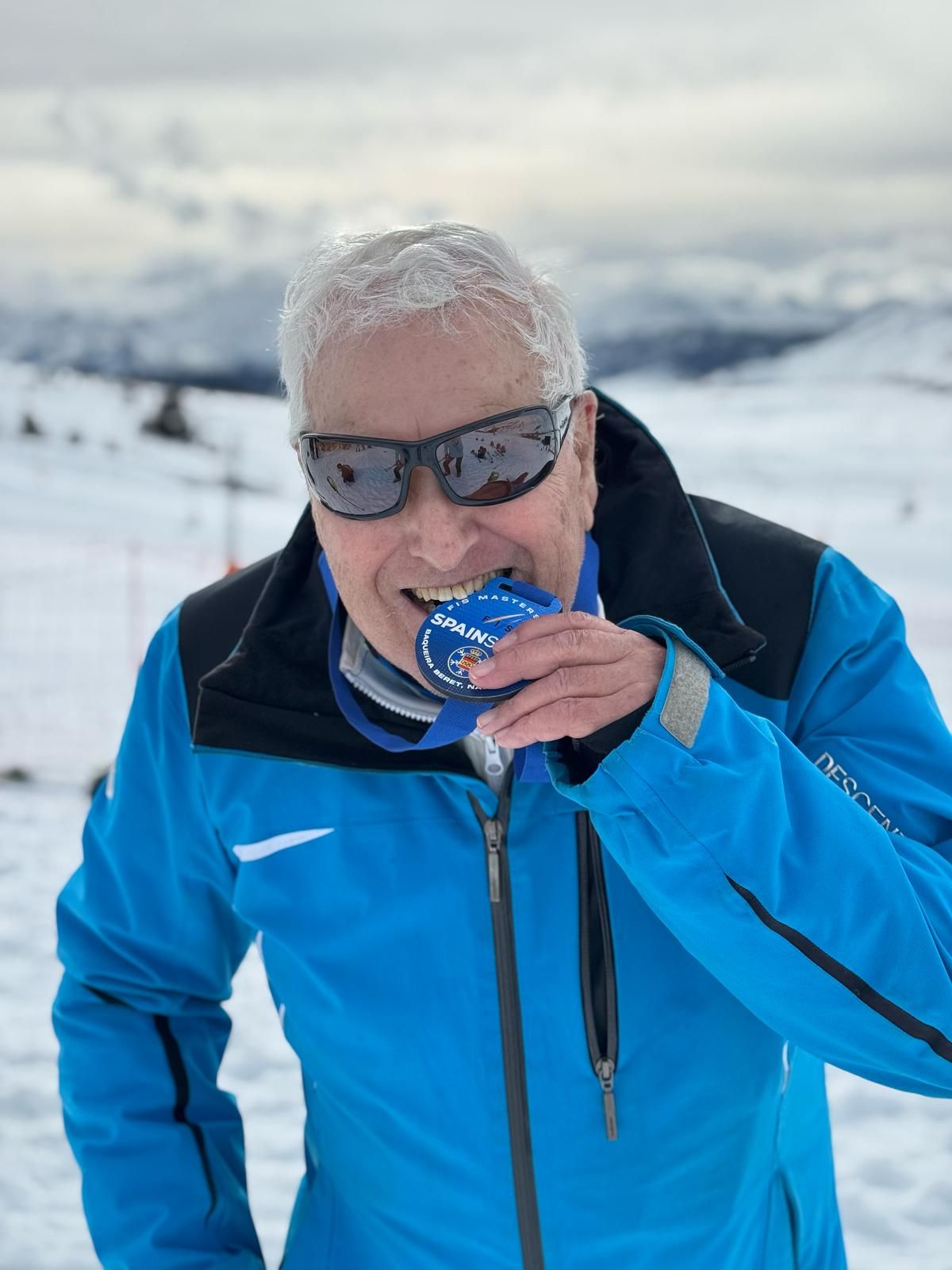 El esquiador muerde la medalla lograda en Baqueira Beret.