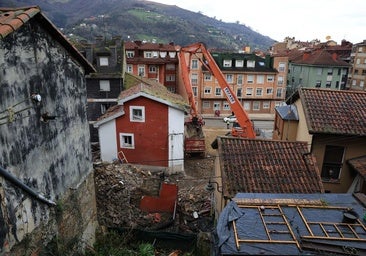 Mieres inicia su reconstrucción tras la explosión con el derribo de dos edificios en la zona cero