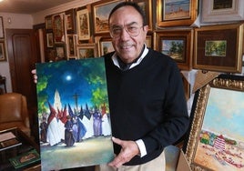 Jesús Gallego muestra el cartel que ha elaborado para ilustrar la Semana Santa de Gijón este año.