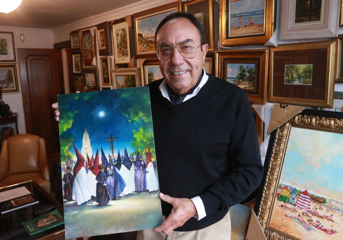 Jesús Gallego muestra el cartel que ha elaborado para ilustrar la Semana Santa de Gijón este año.
