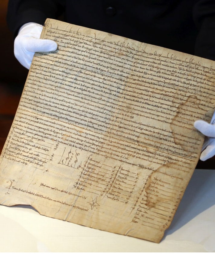 Imagen secundaria 2 - La Cámara Santa custodia el Arca Santa y el Archivo Catedralicio conserva el acta sobre la apertura del gran relicario, que data de 1075.