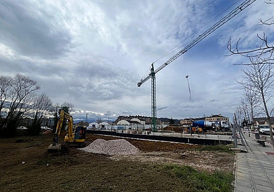 Al fondo, la obra de los 44 pisos de protección en la avenida de Les Bellotines de Lugones. Al lado, la limpieza de la parcela donde se van a edificar otras 72 viviendas.