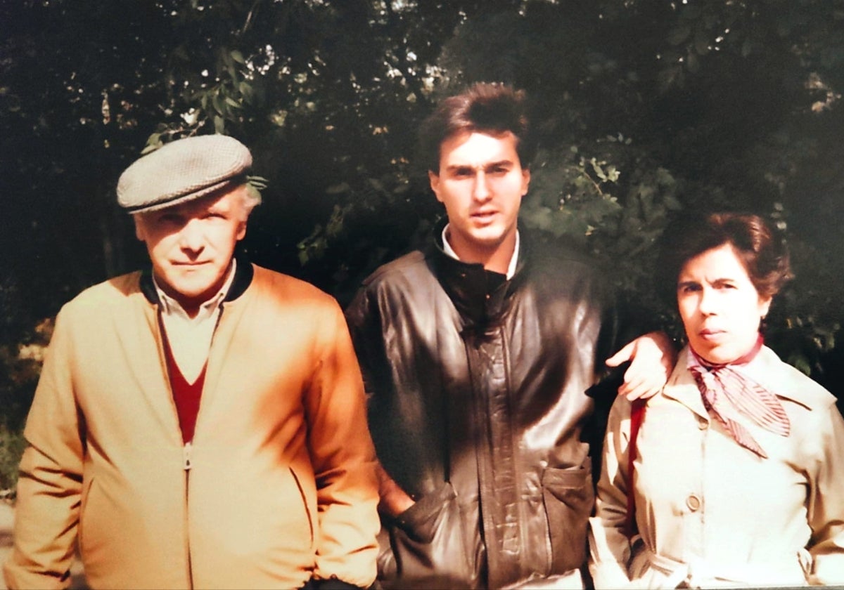 Agustín Argüelles con su mujer Lina Pozuelo y su hijo Juan José en 1986.