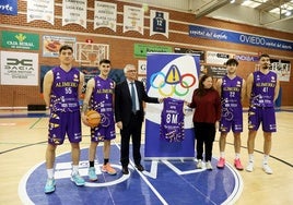 Miryam Hernández, directora del Instituto Asturiano de Prevención de Riesgos Laborales, y Luis Tuero, vicepresidente del club, con la camiseta que lucirá el equipo con motivo del Día Internacional de la Mujer, junto a los jugadores Raúl Lobaco, Joaquín Valinotti, Langarita y Cosialls.