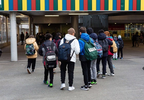 Un grupo de alumnos a la entrada del centro educativo.