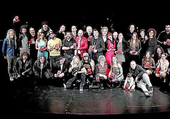 Foto de familia de todos los galardonados en la gala de los AMAS.