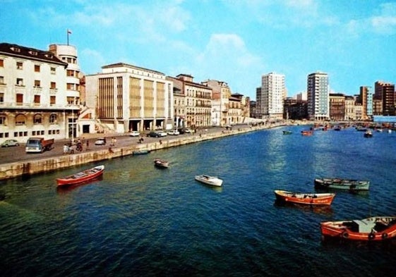 El muelle no tenía barandilla porque no estaba diseñado para el paseo. Se venla Comandancia de Marina y el garaje Pelayo. Postal de 1980.