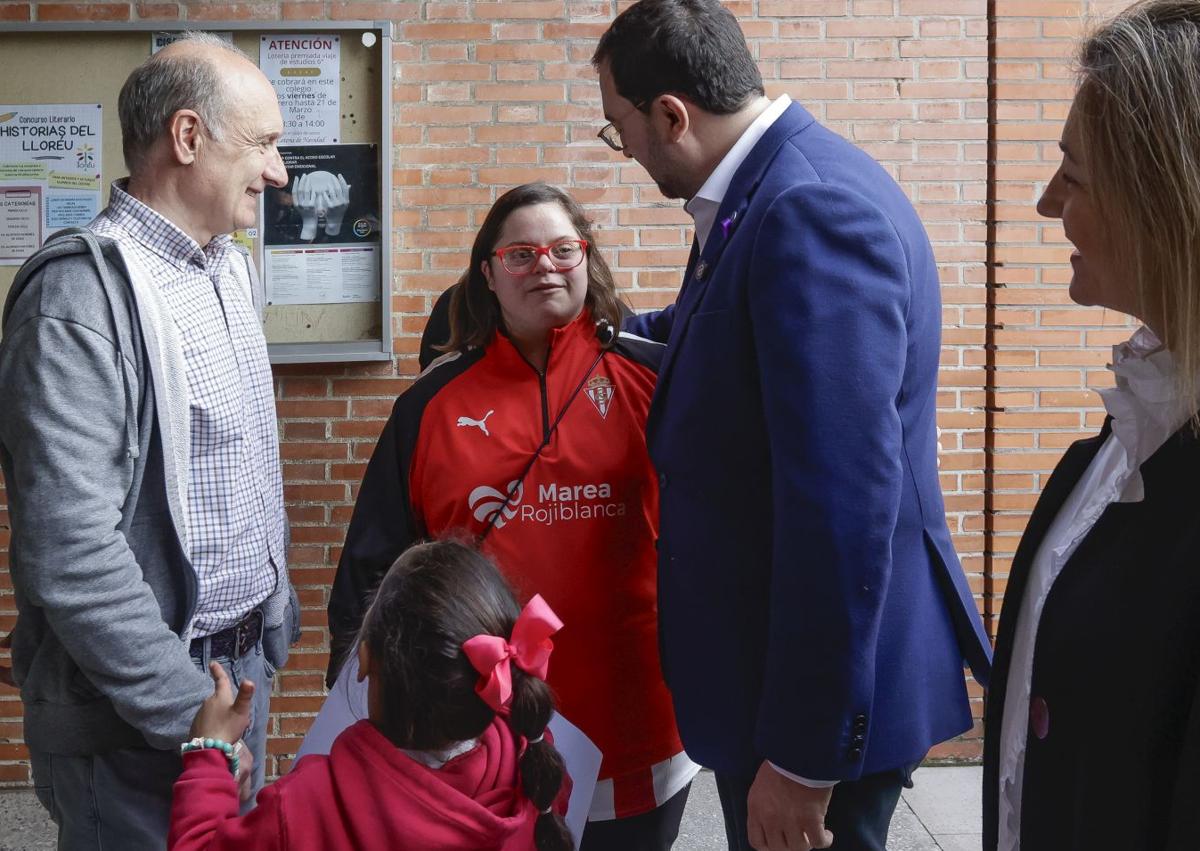Imagen secundaria 1 - El Colegio Lloréu de Gijón celebra el medio siglo con el lazo morado como emblema
