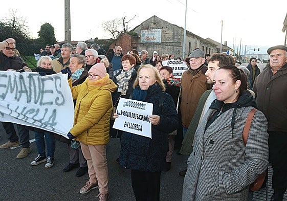 Protesta vecinal en Tremañes contra la instalación de parques de baterías.