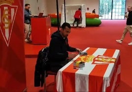 Miguel de las Cuevas firma autógrafos en la fan zone del Sporting de Gijón