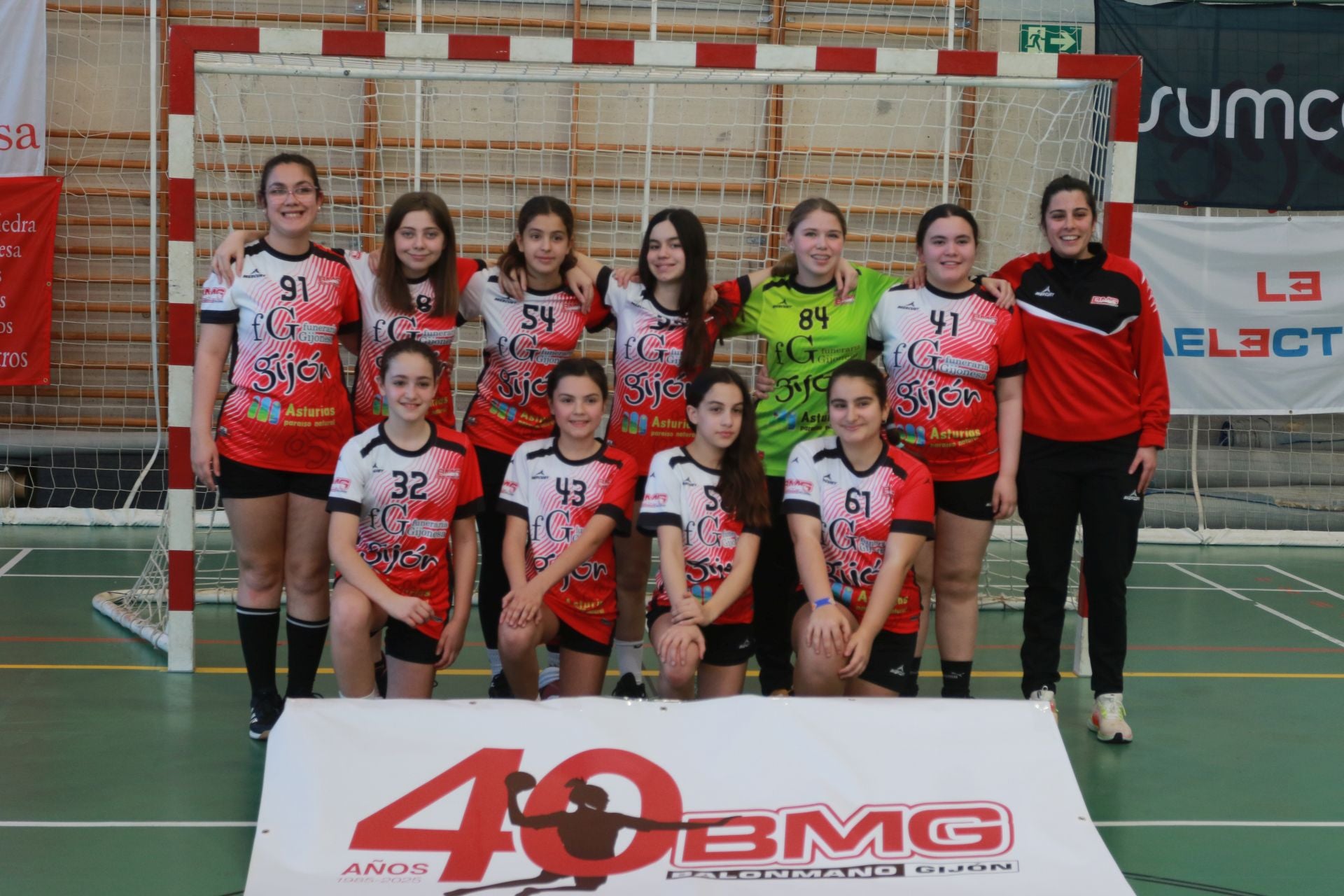 El Balonmano Gijón exhibe el poder de su cantera