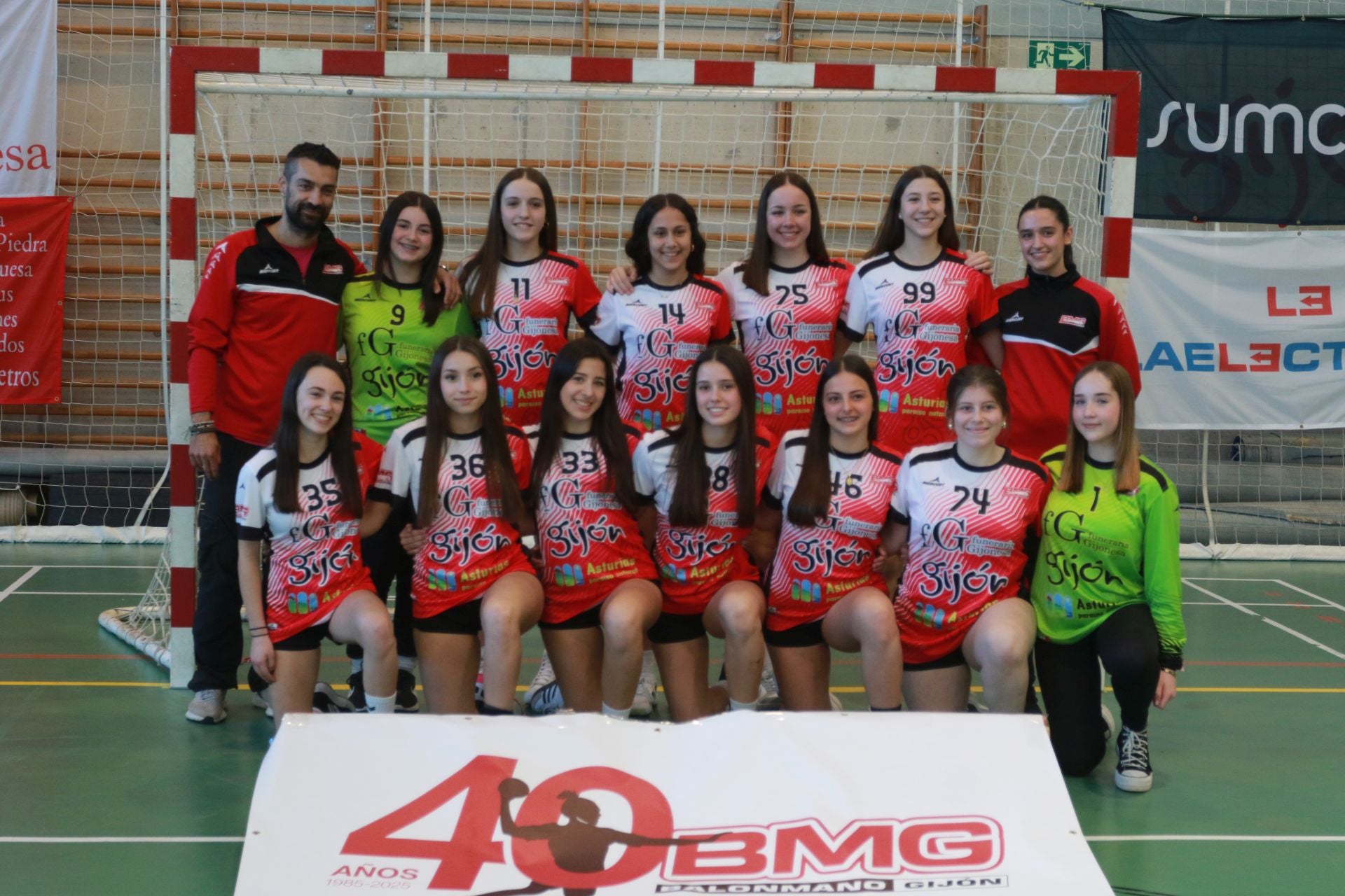 El Balonmano Gijón exhibe el poder de su cantera