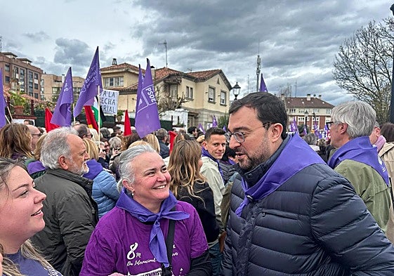 El presidente del Principado, Adrián Barbón, charla con dos manifestantes.