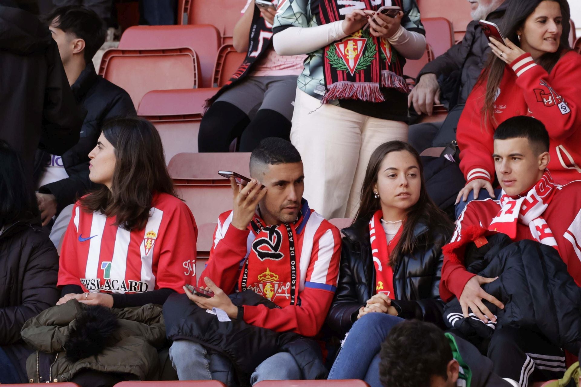 Fotos: ¿Estuviste en el Sporting-Racing en El Molinón? ¡Búscate!