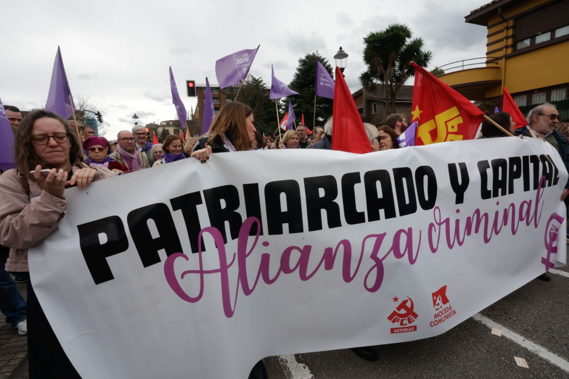 Asturias «respira lucha»: las fotos de la manifestación del 8M en Gijón