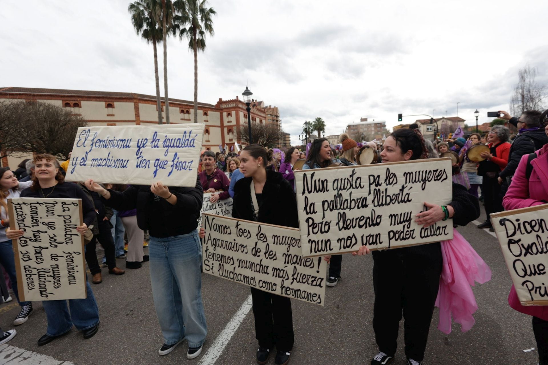 Asturias «respira lucha»: las fotos de la manifestación del 8M en Gijón