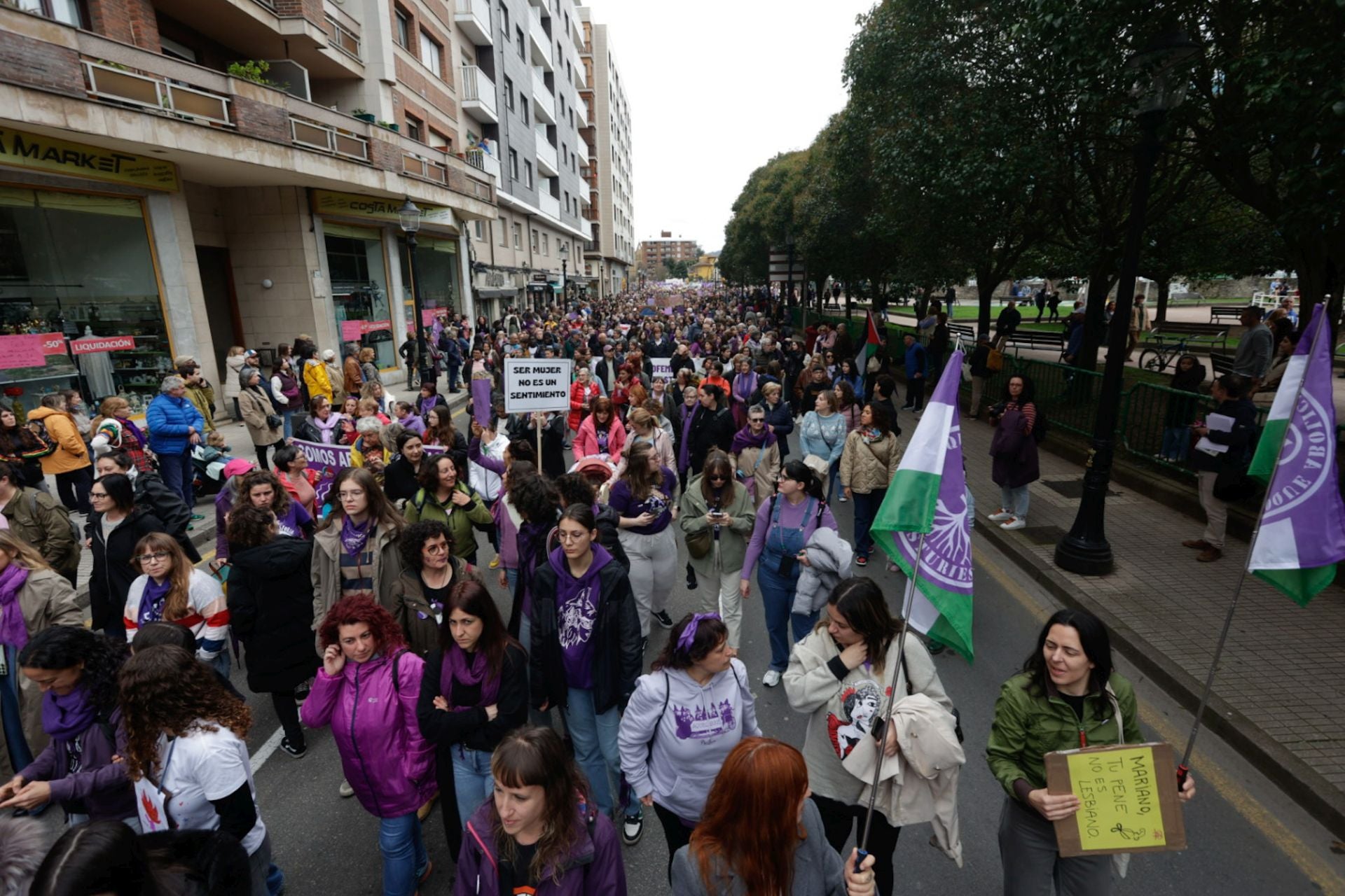 Asturias «respira lucha»: las fotos de la manifestación del 8M en Gijón