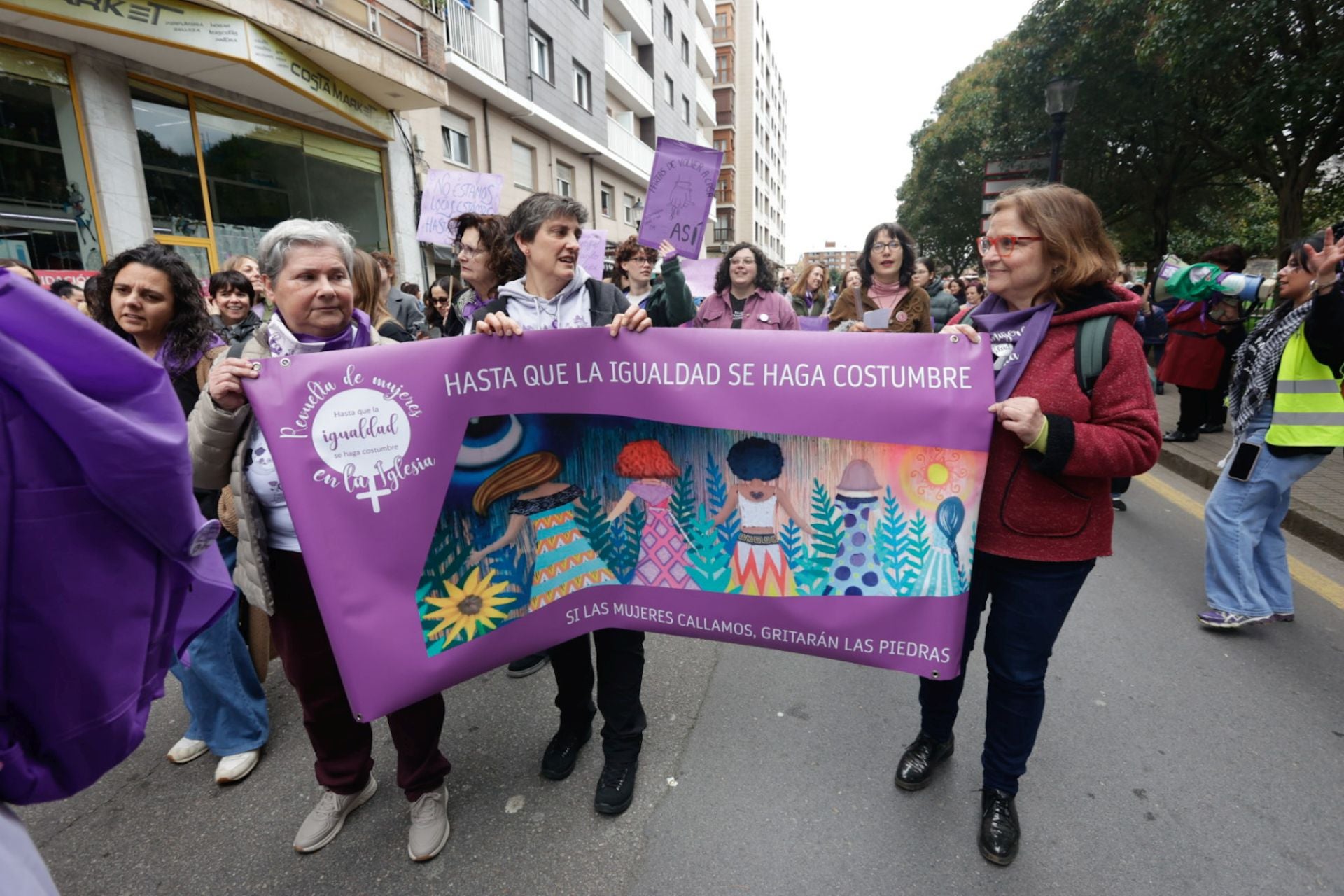 Asturias «respira lucha»: las fotos de la manifestación del 8M en Gijón