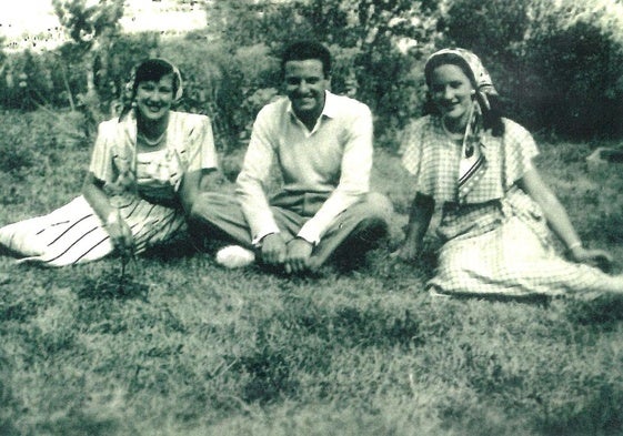 Arturo Fernández con dos amigas tras el Descenso del Sella del año 1949