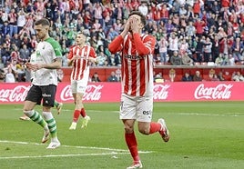 Un momento durante el partido entre el Sporting de Gijón y el Racing de Santander.