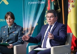José Antonio Migoya, director de la Fundación Caja Rural de Gijón en un acto de la Guardia Civil patrocinado por la entidad.