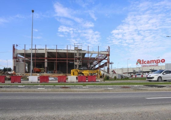 Nuevo edificio de Alcampo en Gijón que abrirá sus puertas en verano con Mediamarkt en su interior.