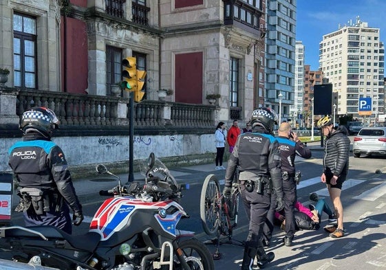 La mujer atropellada, asistida por testigos y agentes de Policía Local.